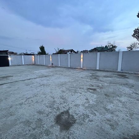 Hotel Fair Mount, Airport Road, Humhama Srinagar Esterno foto