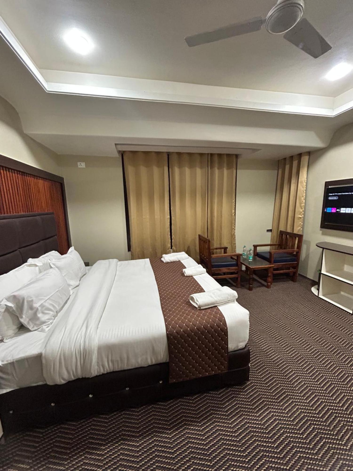 Hotel Fair Mount, Airport Road, Humhama Srinagar Esterno foto